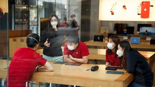 B&ecirc;n cạnh ba cửa h&agrave;ng buộc phải đ&oacute;ng cửa, nhiều cửa h&agrave;ng Apple Store kh&aacute;c tại Trung Quốc đ&atilde; thực hiện ch&iacute;nh s&aacute;ch cắt giảm giờ l&agrave;m. Ảnh: Bloomberg.