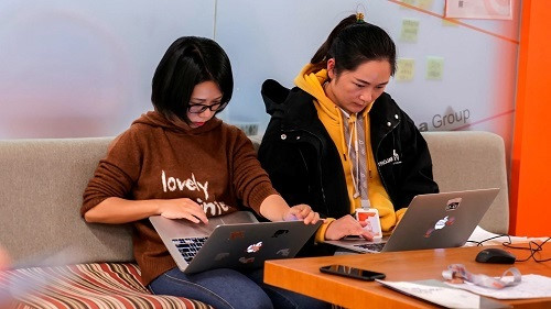 Nh&acirc;n vi&ecirc;n của c&aacute;c c&ocirc;ng ty c&ocirc;ng nghệ lớn Trung Quốc được y&ecirc;u cầu d&ugrave;ng c&ocirc;ng cụ li&ecirc;n lạc từ xa để giao tiếp. Ảnh: Nikkei Asia Review.