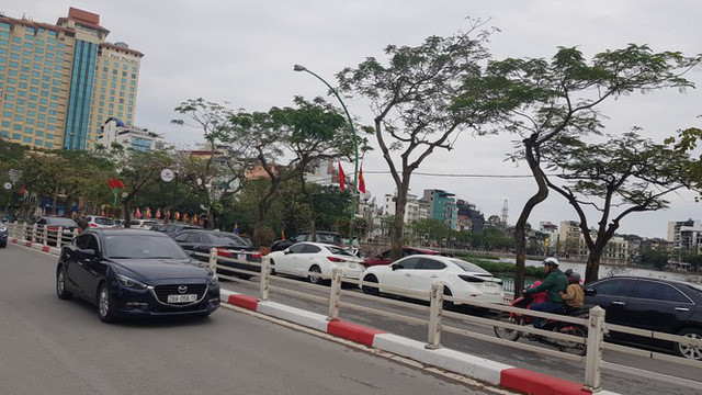 Trông xe tự phát mọc như nấm quanh các điểm di tích Hà Nội - Ảnh 2. Trông xe tự phát mọc như nấm quanh các điểm di tích Hà Nội - Ảnh 2.