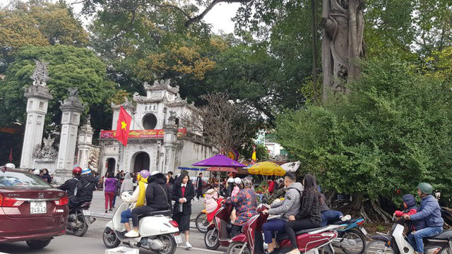 Trông xe tự phát mọc như nấm quanh các điểm di tích Hà Nội - Ảnh 11. Trông xe tự phát mọc như nấm quanh các điểm di tích Hà Nội - Ảnh 11.