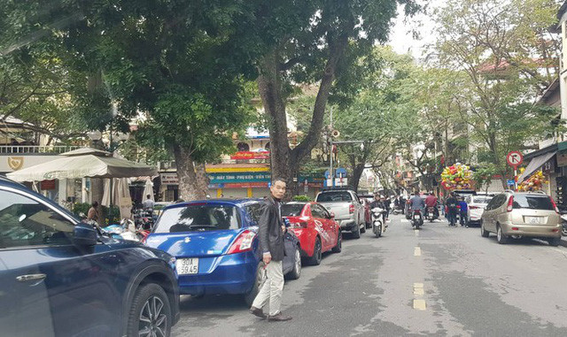 Trông xe tự phát mọc như nấm quanh các điểm di tích Hà Nội - Ảnh 3. Trông xe tự phát mọc như nấm quanh các điểm di tích Hà Nội - Ảnh 3.