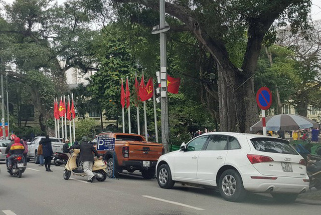Trông xe tự phát mọc như nấm quanh các điểm di tích Hà Nội - Ảnh 4. Trông xe tự phát mọc như nấm quanh các điểm di tích Hà Nội - Ảnh 4.