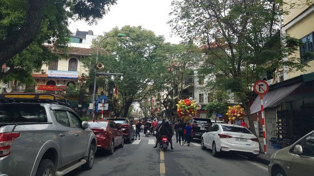 Trông xe tự phát mọc như nấm quanh các điểm di tích Hà Nội - Ảnh 5. Trông xe tự phát mọc như nấm quanh các điểm di tích Hà Nội - Ảnh 5.