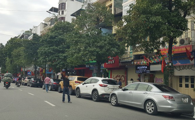 Trông xe tự phát mọc như nấm quanh các điểm di tích Hà Nội - Ảnh 6. Trông xe tự phát mọc như nấm quanh các điểm di tích Hà Nội - Ảnh 6.
