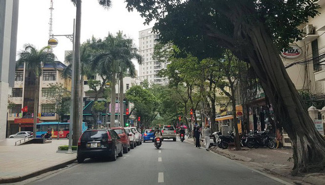 Trông xe tự phát mọc như nấm quanh các điểm di tích Hà Nội - Ảnh 10. Trông xe tự phát mọc như nấm quanh các điểm di tích Hà Nội - Ảnh 10.