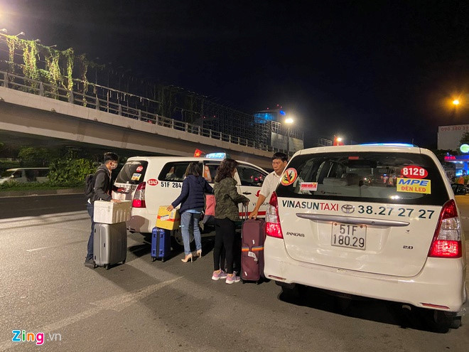 Mac ket o san bay Tan Son Nhat dem mung 3 Tet vi khong co taxi hinh anh 2 sanbay4_zing.jpg