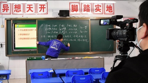 Dù các trường học tạm thời đóng cửa, học sinh và giáo viên