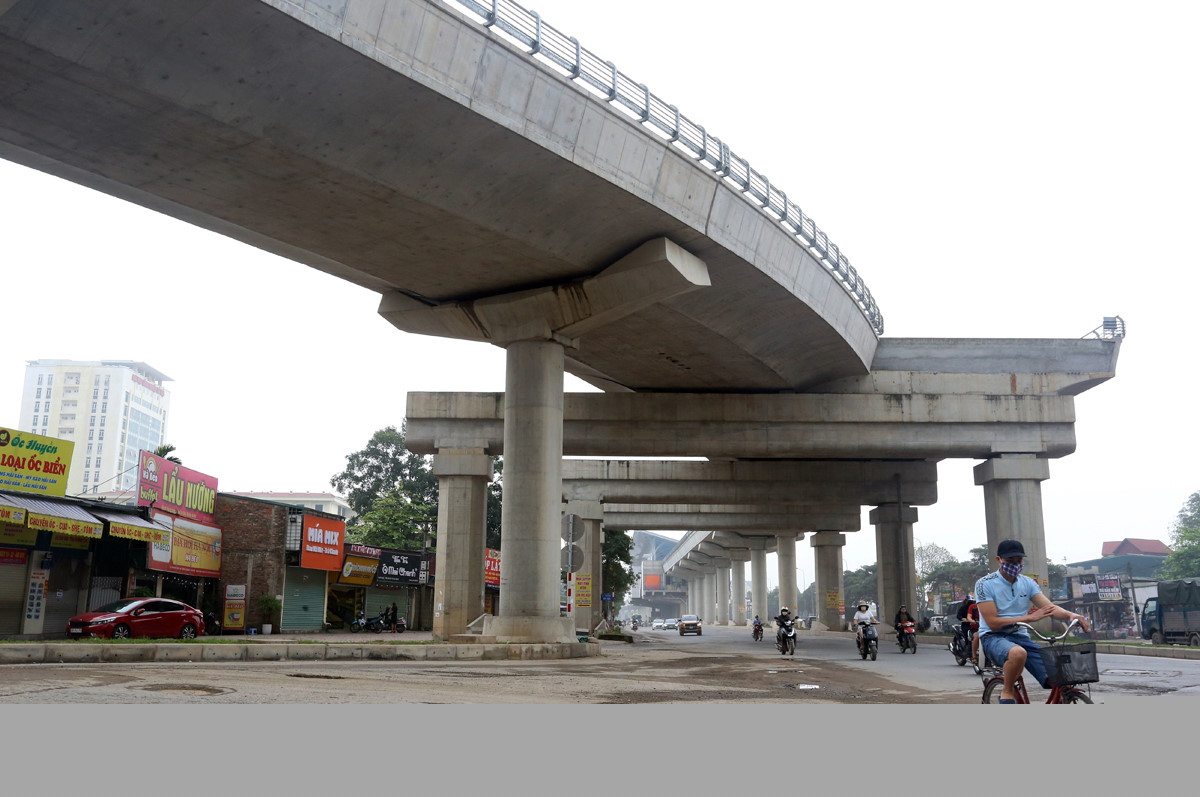 Hệ thống cầu cạn dài hơn 8km tuyến Metro đầu tiên ở thủ đô được hoàn thiện và tháo rào, phục vụ các phương tiện. Ảnh: Bá Đô