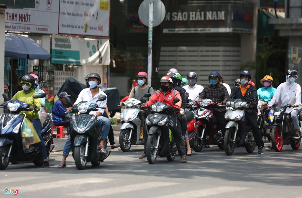 Nguoi TP.HCM dong cua o nha, duong pho vang lang hinh anh 3 kt_zing.jpg