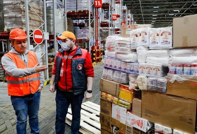Amazon tuyển th&ecirc;m h&agrave;ng ng&agrave;n c&ocirc;ng nh&acirc;n v&igrave; nhu cầu đặt h&agrave;ng trực tuyến lớn chưa từng c&oacute; v&agrave;o thời điểm n&agrave;y trong năm. Ảnh: Forbes.
