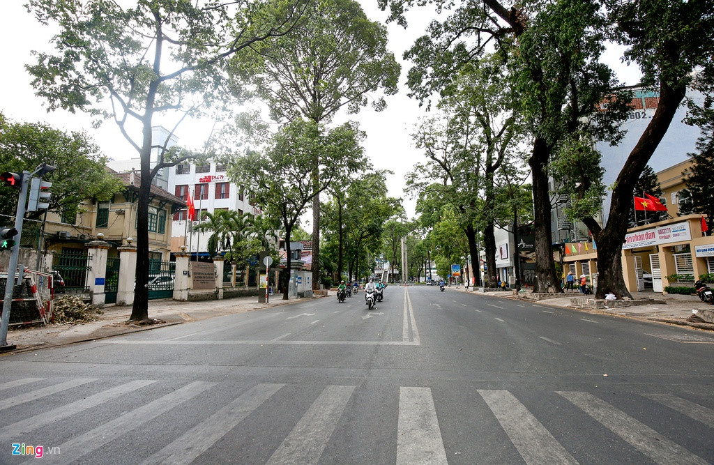 Nguoi TP.HCM dong cua o nha, duong pho vang lang hinh anh 5 v3_zing.jpg