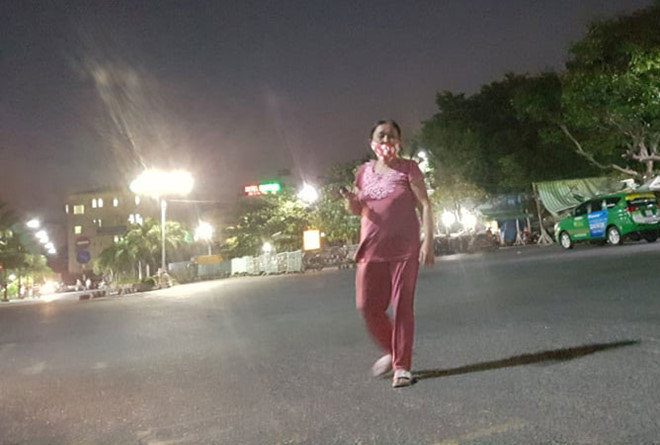 &ldquo;C&ograve;&rdquo; B. li&ecirc;n tục gọi điện cho kh&aacute;ch đi t&agrave;u chui Ảnh: Tr&aacute;c Rin
