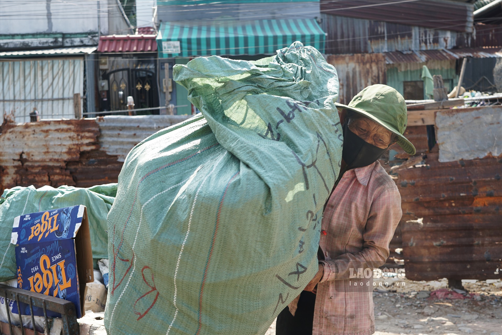 B&agrave; Nguyễn Thị Mai thu dọn số ve chai nhặt được. Ảnh: H&agrave; Phương.