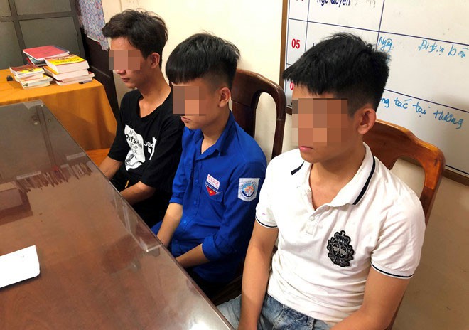 Ba thiếu ni&ecirc;n qu&ecirc; Quảng Trị vừa bị C&ocirc;ng an TX.Hương Tr&agrave; (Thừa Thi&ecirc;n-Huế) bắt giữ do lừa đảo qua mạng