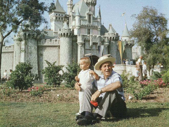 Lùm xùm tài sản và những điều ít biết về 3 thế hệ gia tộc Disney