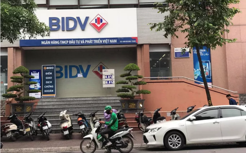 Hai tên cướp bịt mặt nổ súng tại BIDV Hà Nội
