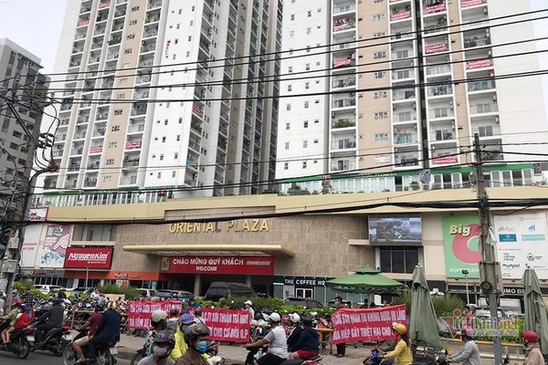 Tháo dỡ 43 căn hộ xây “chui” tại Oriental Plaza: Chủ đầu tư chần chừ