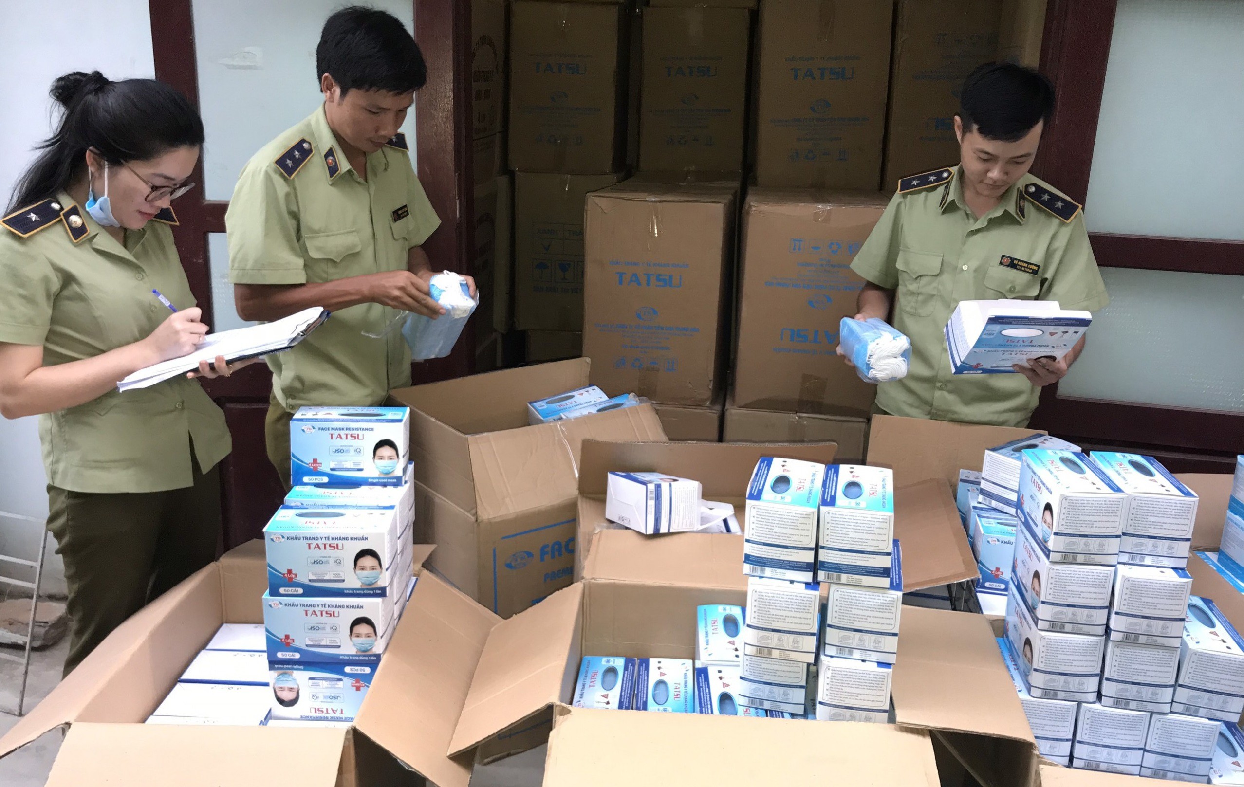 Khẩu trang “nóng” theo Covid-19: Bắt giữ cả triệu chiếc vi phạm mỗi ngày