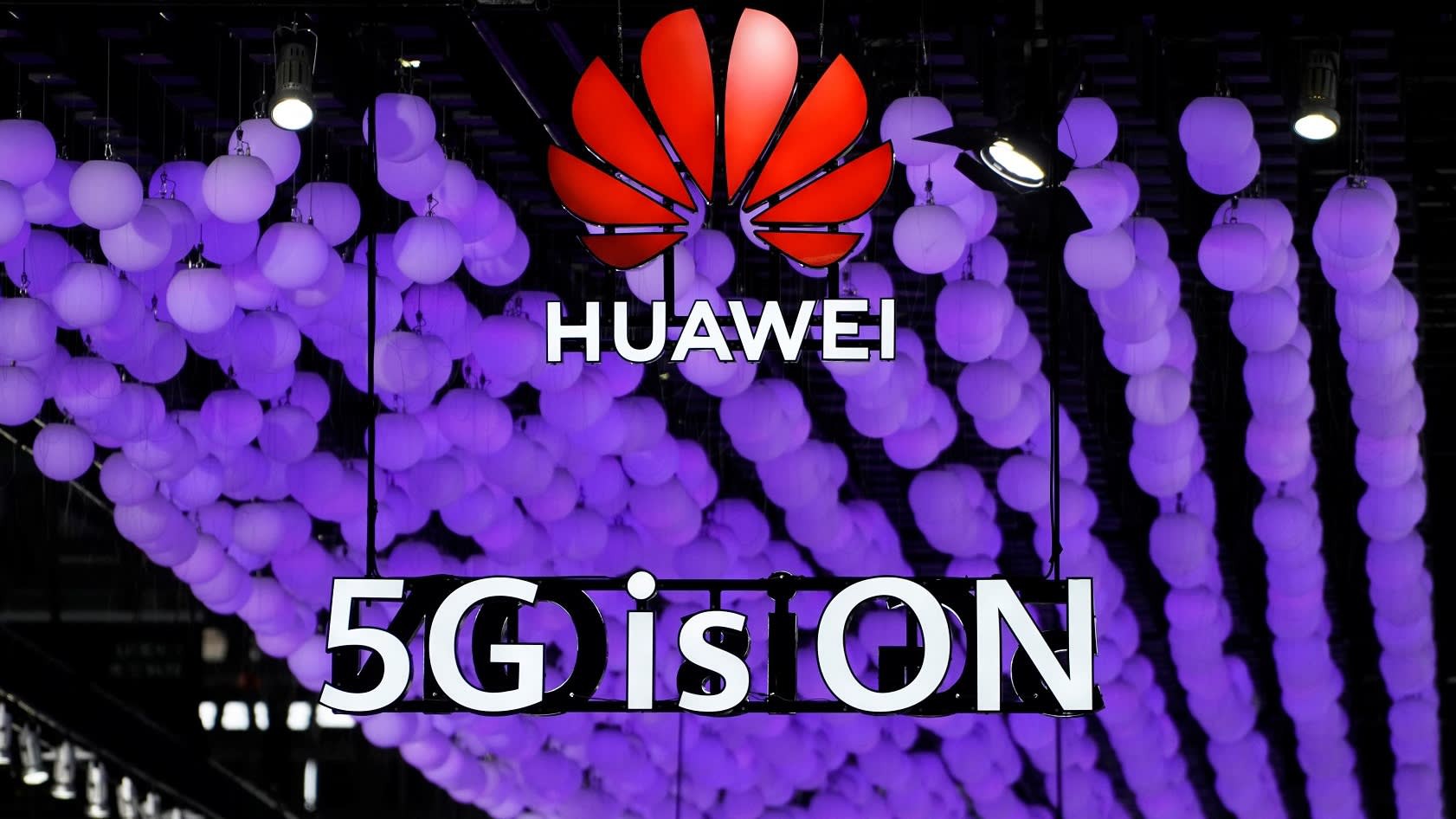 Huawei ráo riết gom linh kiện trước hạn chót của Mỹ, xuất khẩu Đài Loan tăng vọt