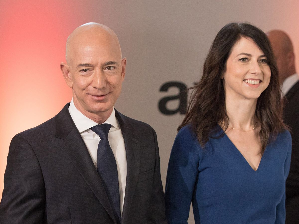 Tài sản của Jeff Bezos vượt 200 tỷ USD, Elon Musk thành siêu tỷ phú