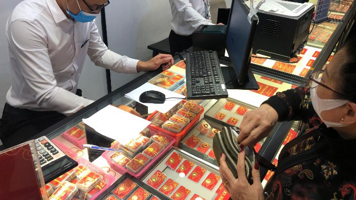 Vàng SJC tiếp tục lao dốc, mất mốc 56 triệu đồng/lượng
