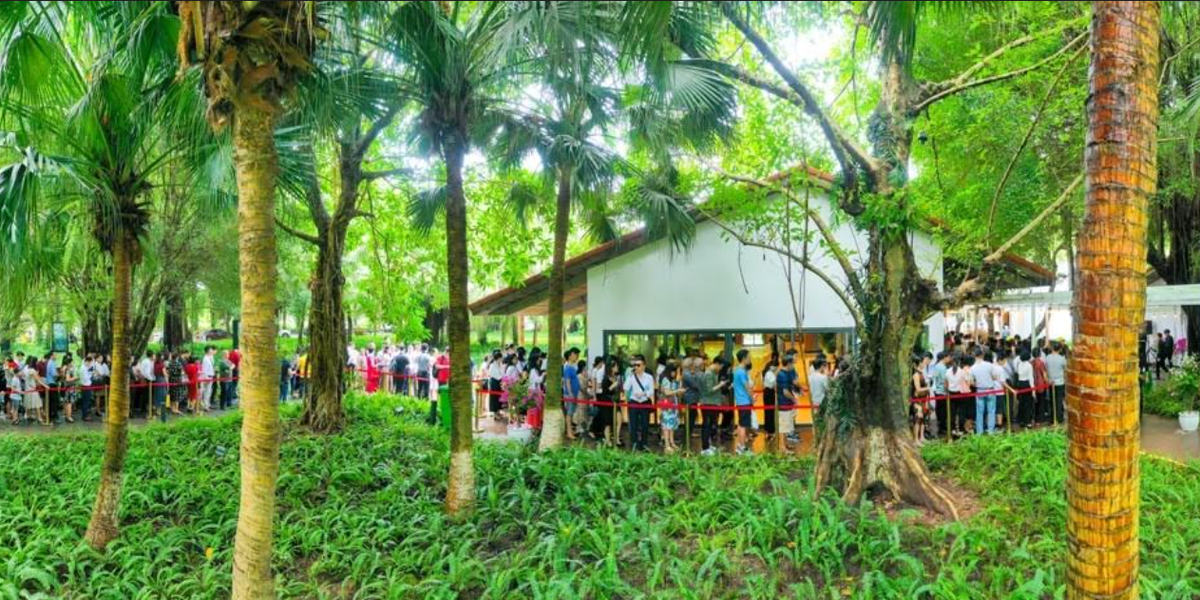 Khách xếp hàng cả cây số để xem nhà mẫu và mua nhà tại Ecopark