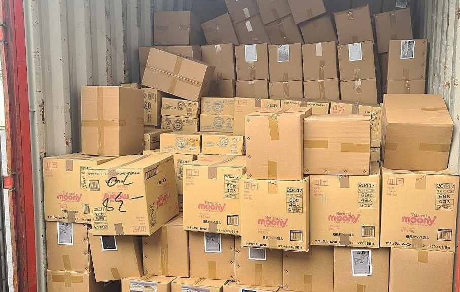 Bắt gần 50.000 bao thuốc lá ngụy trang trong container than củi