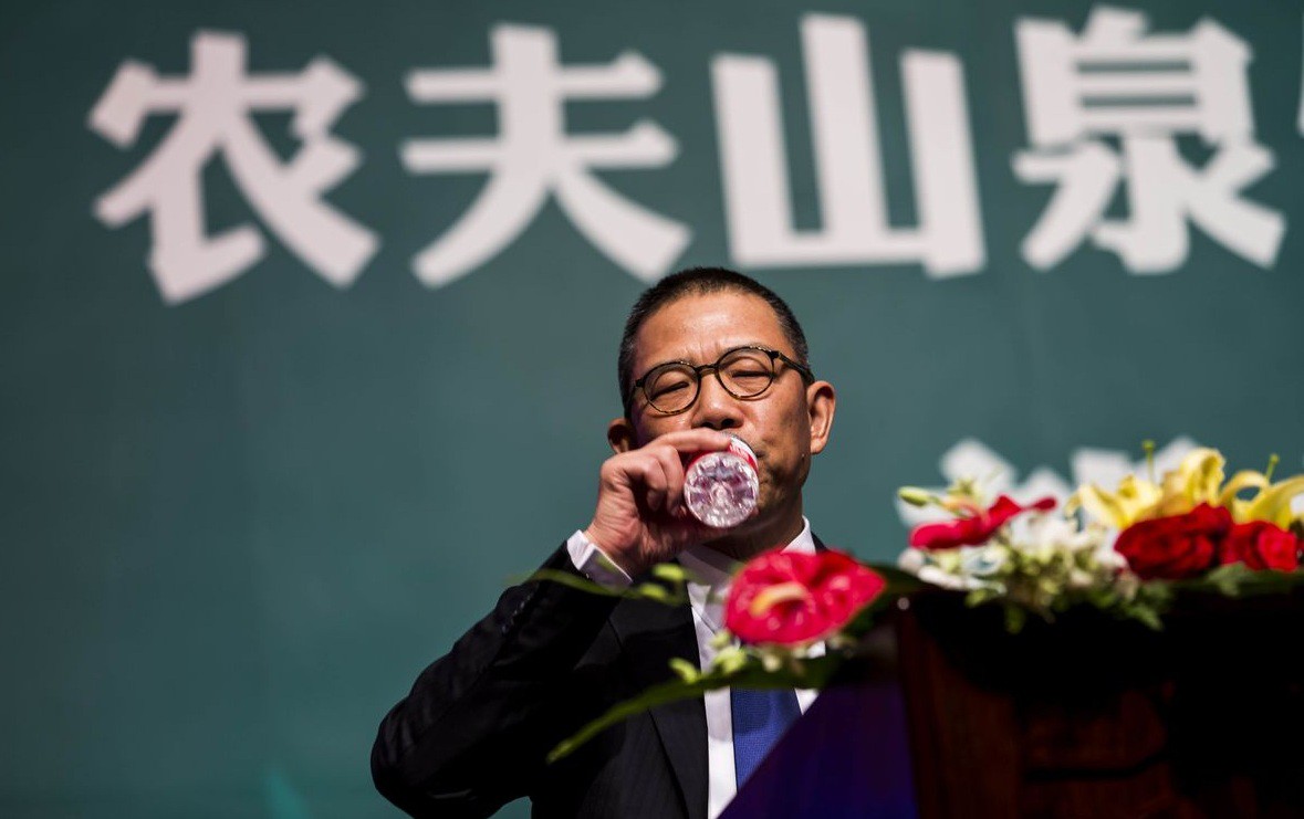 Tỷ phú nước đóng chai Trung Quốc giàu vượt Warren Buffett