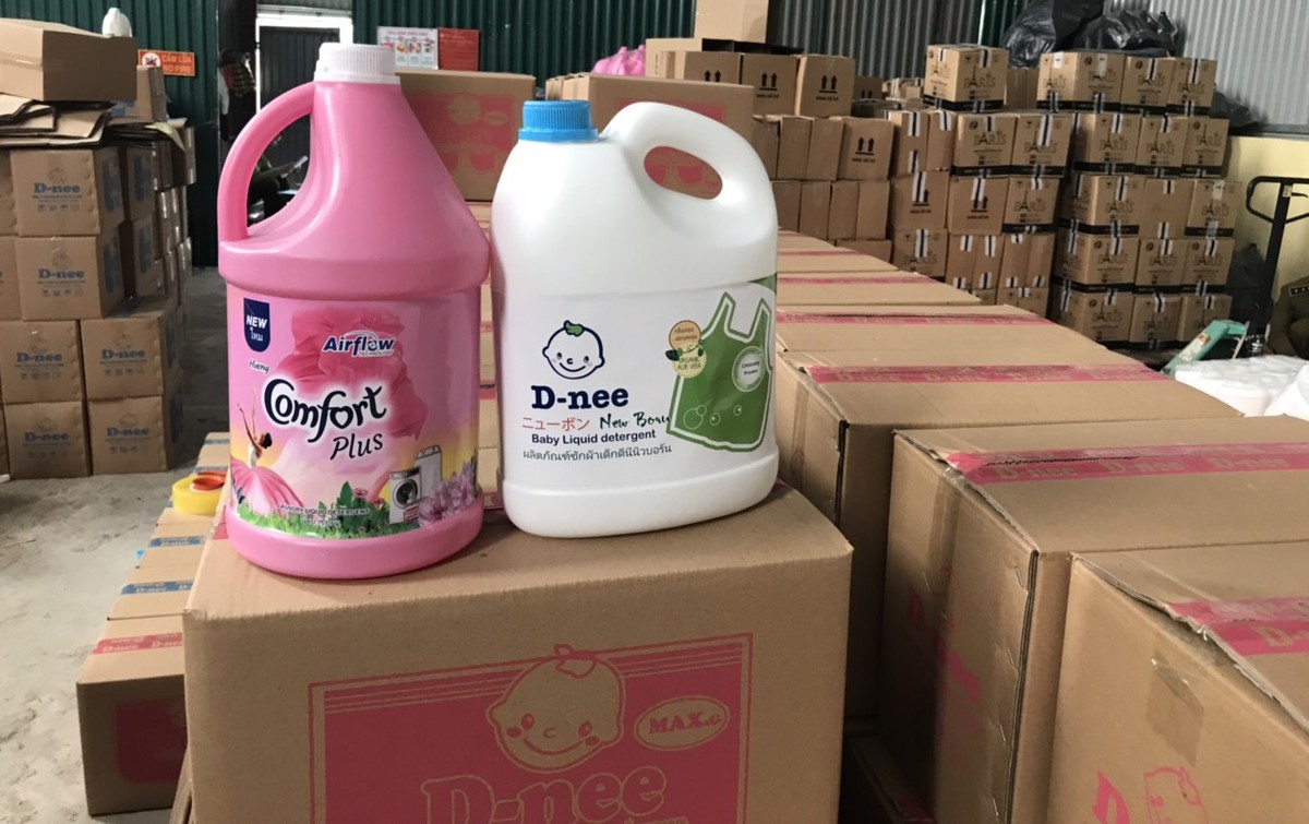 Pha chế số lượng lớn nước giặt giả bằng “công nghệ xô chậu”