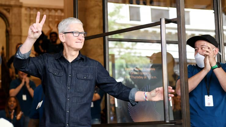CEO Apple nhận tổng lương thưởng gần 100 triệu USD trong năm 2021