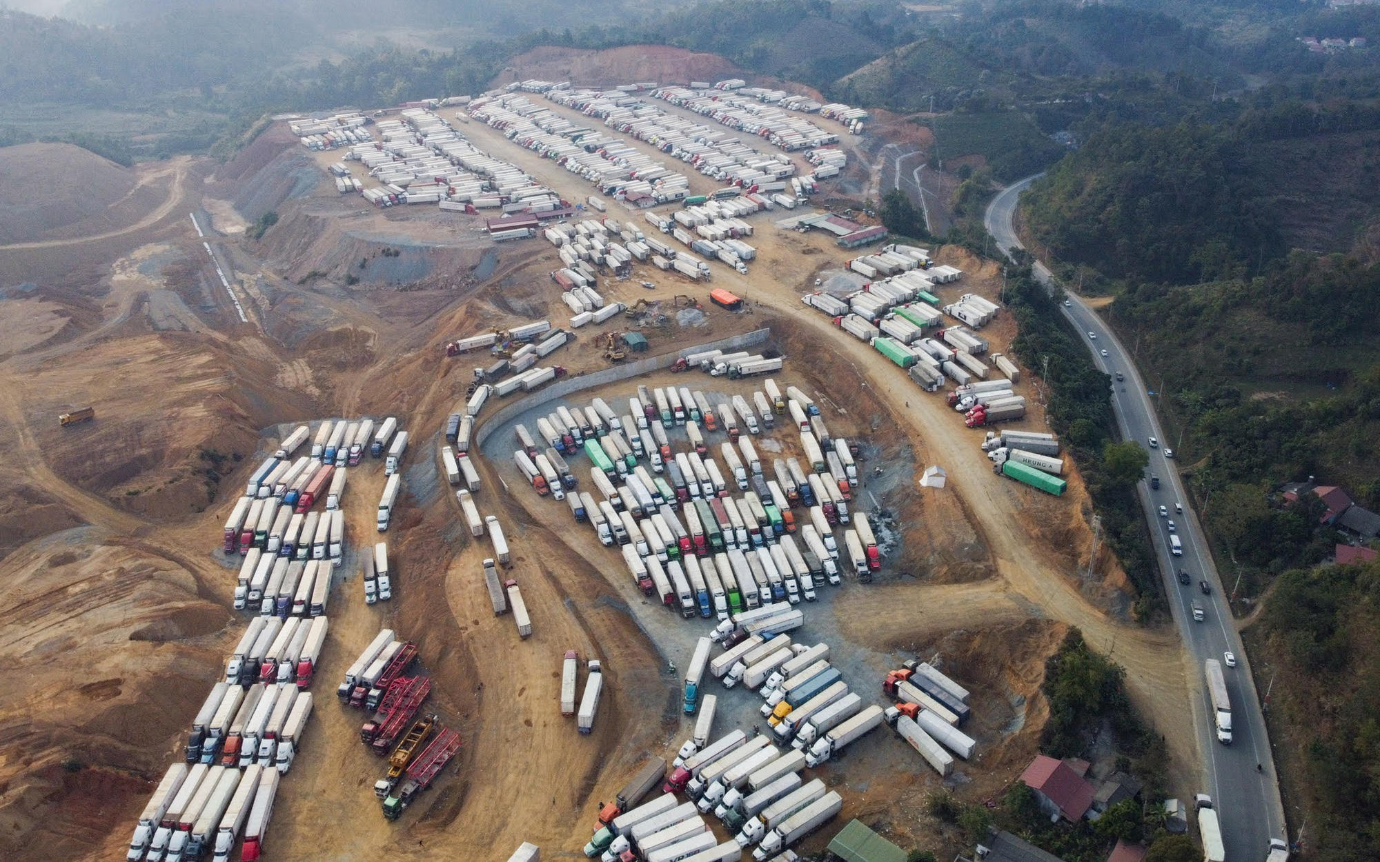 Hàng dài xe container xếp hàng chờ thông quan tại cửa khẩu biên giới của tỉnh Lạng Sơn.