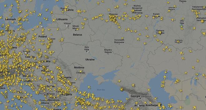 Toàn bộ chuyến bay đến châu Âu đều đã tránh đi qua không phận Ukraina và một phần của Nga (Ảnh: Flightradar24)