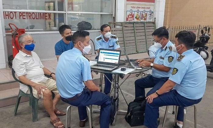 Lực lượng QLTT TP.Cần Thơ làm việc với đại diện cây xăng V.K. - Ảnh: TTXVN