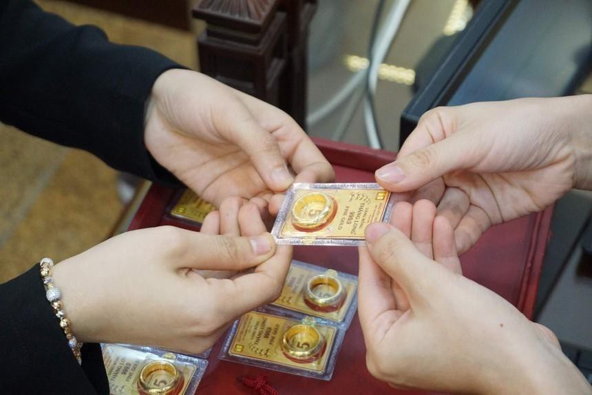Giá vàng tăng khi giá nhiên liệu tăng.