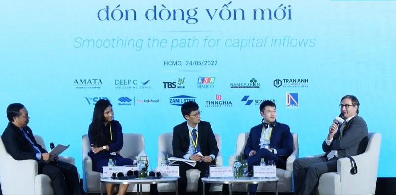 Các diễn giả chia sẻ về nội dung đón dòng vốn đầu tư vào Việt Nam