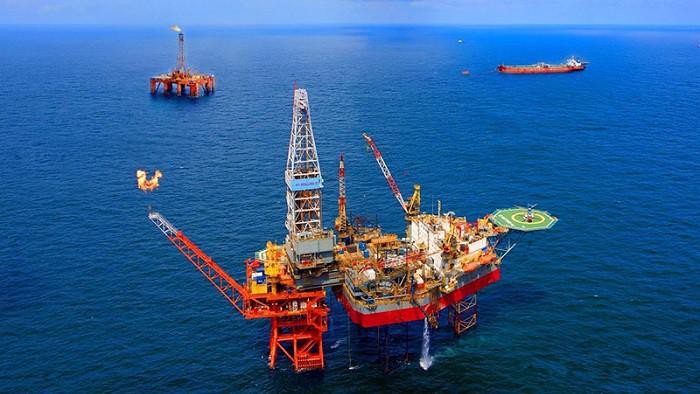 Giá dầu được dự báo tiếp tục neo ở mức cao do nguồn cung bị ảnh hưởng (Ảnh minh họa)