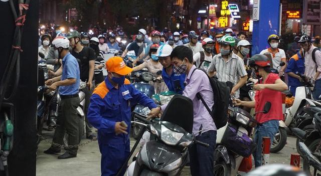 Người dân dồn đi đổ xăng trong một đợt chuẩn bị điều chỉnh giá - Ảnh: Dân Trí