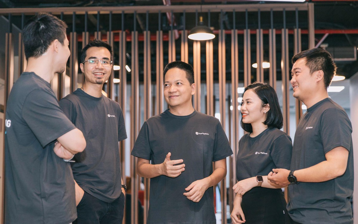 Nhà sáng lập và điều hành True Platform Phạm Kim Hùng (giữa). Ảnh: Technode.global