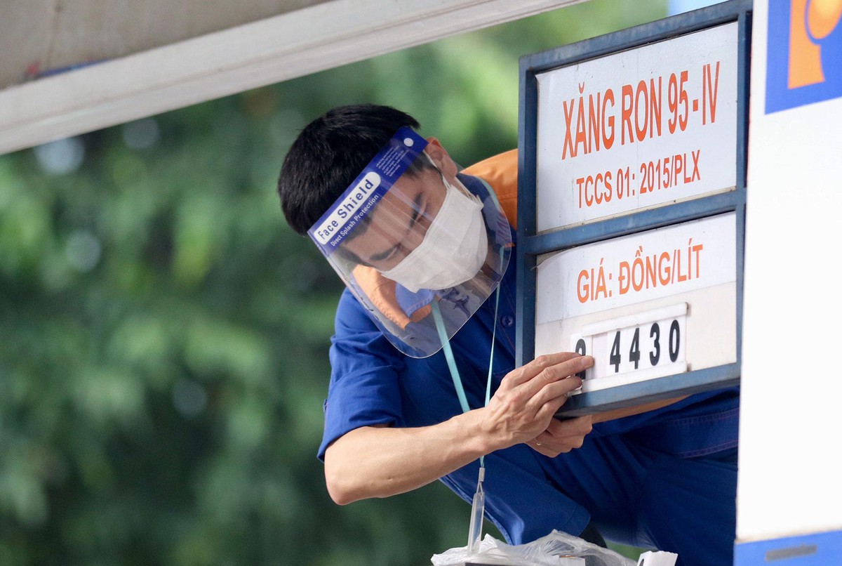 Giá xăng tăng thêm gần 1.000 đồng/lít, lập kỷ lục mọi thời đại