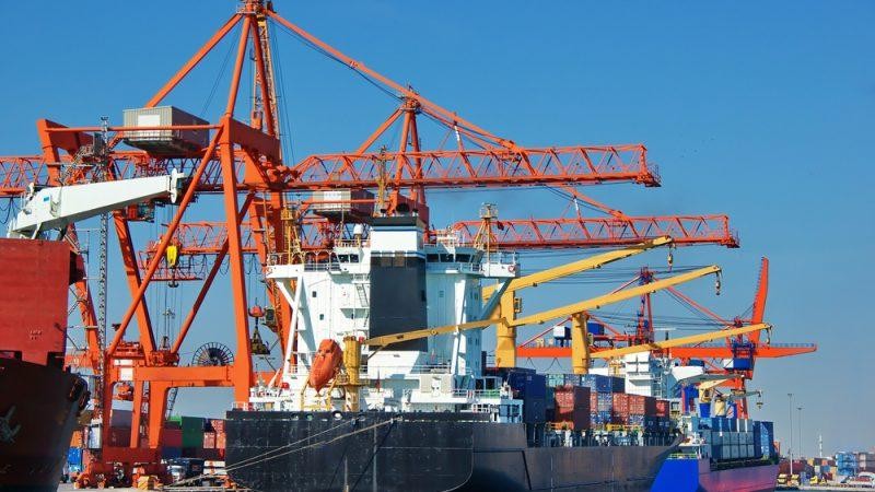 Xung đột Nga - Ukraine đã khiến EU đẩy mạnh việc điều chỉnh chính sách thương mại của mình. Ảnh: EPA