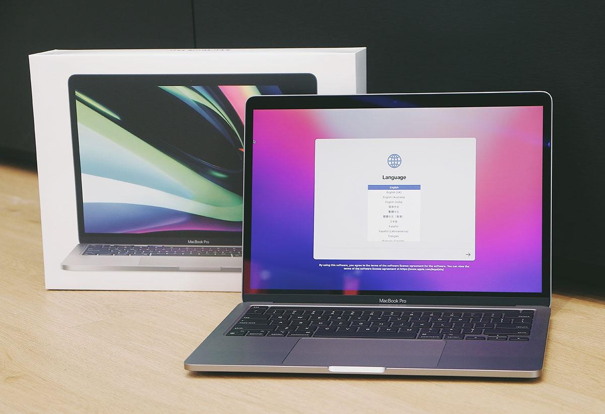 Khách hàng ở TP.HCM nhận MacBook Pro M2 chính hãng đầu tiên
