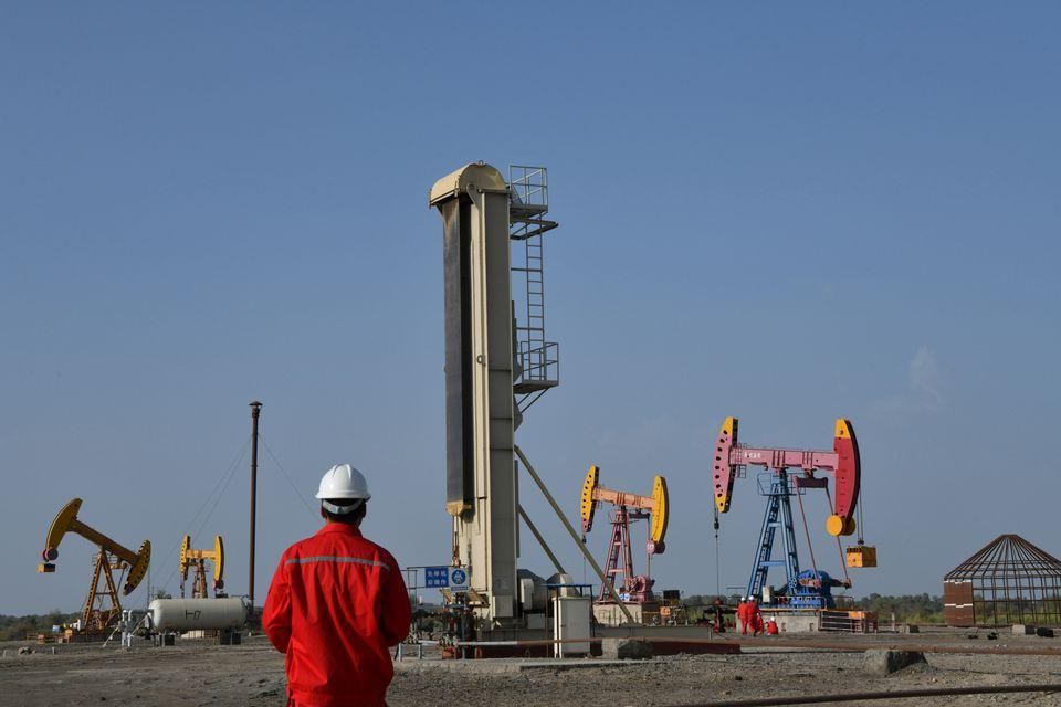 Máy bơm tại một mỏ dầu của Tập đoàn Dầu khí Quốc gia Trung Quốc (CNPC) ở Bayingol, Khu tự trị Duy Ngô Nhĩ Tân Cương, Trung Quốc. Ảnh: Reuters