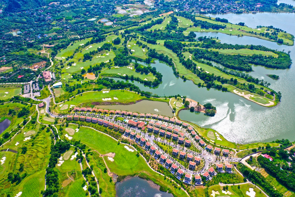 Đầu tư vào bất động sản gắn liền với sân golf thời điểm này chính là đón ngay chân sóng - Ảnh một sân golf Hà Nội
