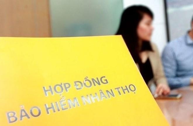 Khách hàng bị ép mua bảo hiểm nếu muốn vay tiền ngân hàng (Hình minh họa).