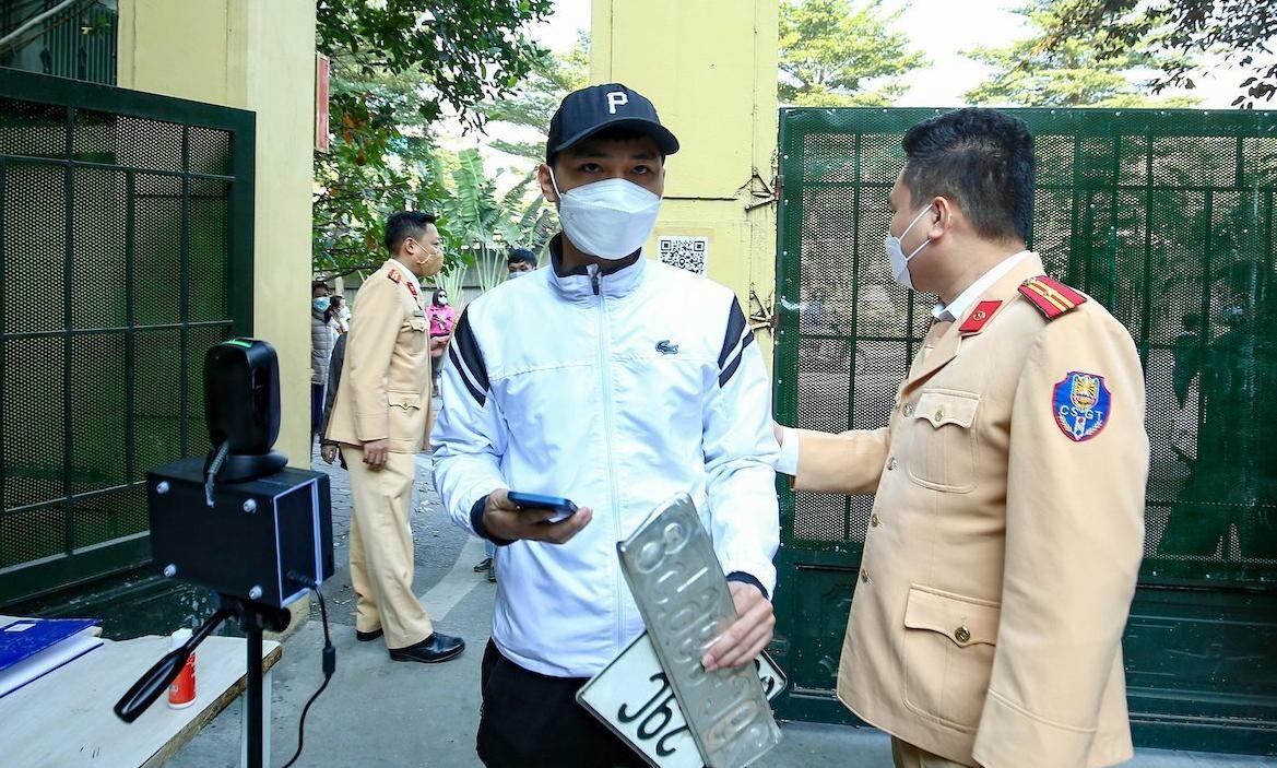 Người dân đi đăng ký biển số xe ô tô tại Hà Nội - Ảnh: VnEpress.