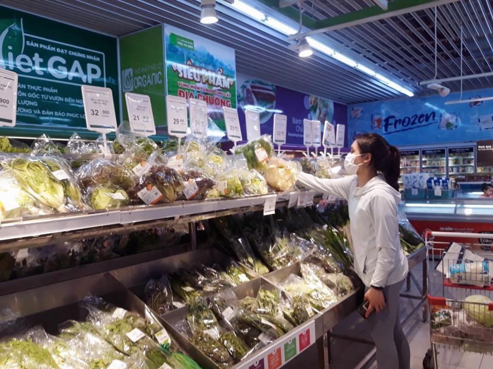 Người tiêu dùng mua rau sạch tại Big C ngày 25/9.