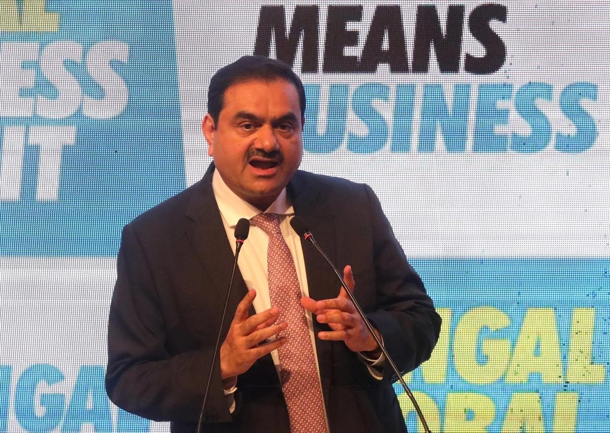 Trong vỏn vẹn 2 tháng, tỷ phú Ấn Độ Gautam Adani đã lần lượt vượt mặt nhà sáng lập Microsoft Bill Gates và doanh nhân người Pháp Bernard Arnault. Hiện, ông là tỷ phú giàu thứ 3 thế giới. Ảnh: Reuters.