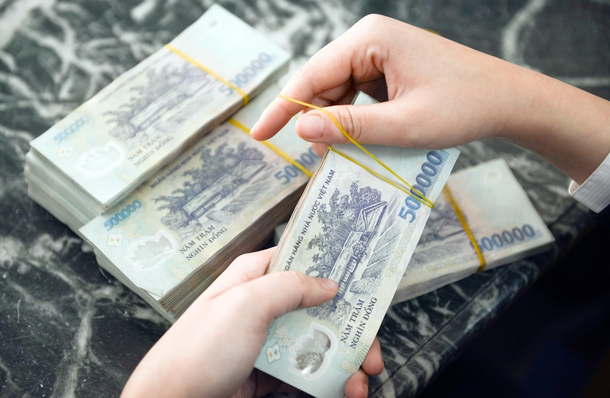 NHNN vẫn phải liên tục bán USD để ổn định tỷ giá khiến cho một lượng lớn tiền đồng bị rút ra khỏi hệ thống (Hình minh họa).