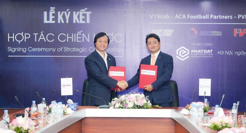 Ông Bùi Quang Anh Vũ - Tổng Giám đốc Công ty CP Phát triển Bất động sản Phát Đạt (trái) và Ông Hiroyuki Ono - Tổng Giám đốc ACA Football Partners (phải) tại Lễ ký kết ngày 22/9.