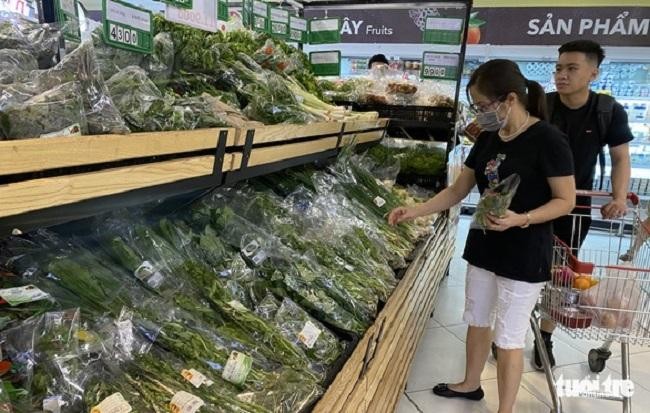 Rau nông sản được "phù phép" in logo nhà sản xuất uy tín bán trong siêu thị - Ảnh: Tuổi trẻ